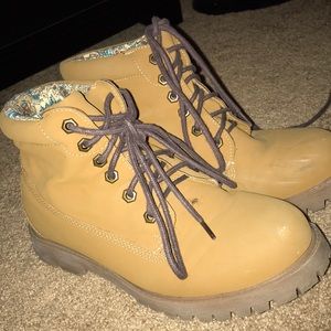 NWOT Timberland-style Boots